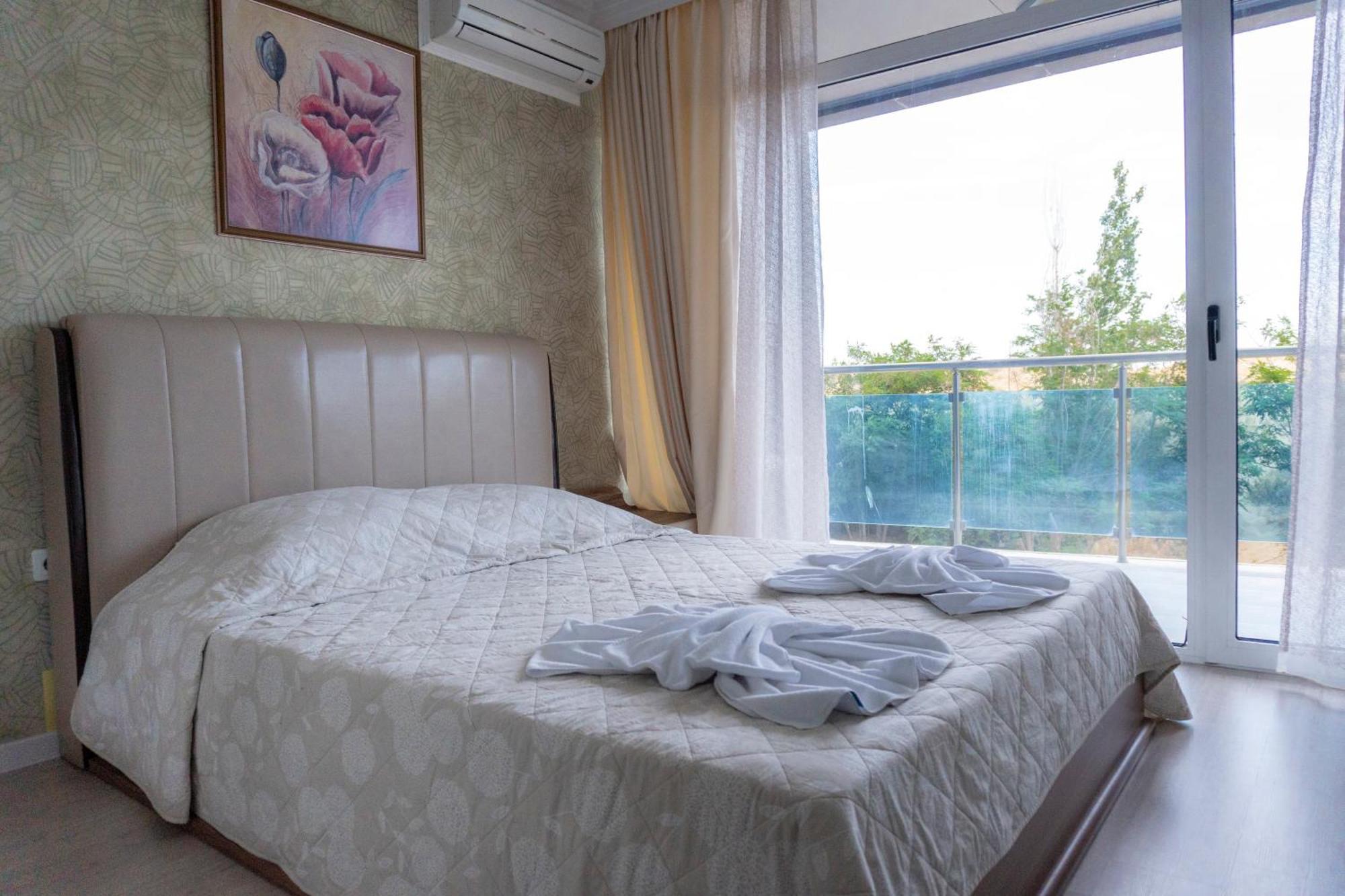Deluxe Apartments Gallery 2 Pantai Sunny Bagian luar foto