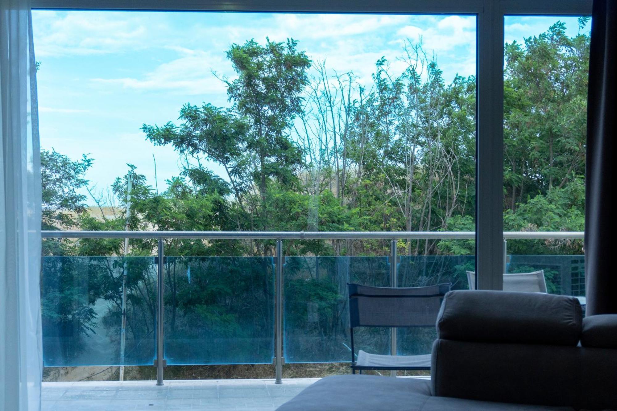 Deluxe Apartments Gallery 2 Pantai Sunny Bagian luar foto