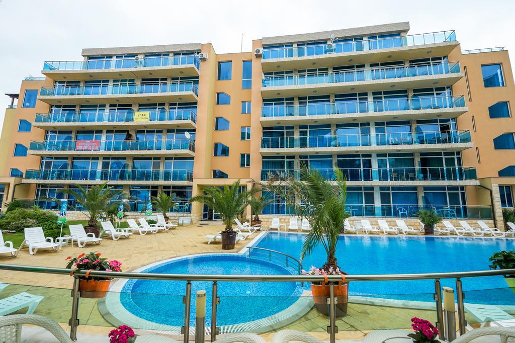 Deluxe Apartments Gallery 2 Pantai Sunny Bagian luar foto